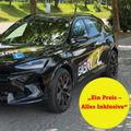Ein schwarzer SUV mit dem Wort 'GABRIEL' an der Seite und vorne, geparkt auf einer Straße mit einem gelben Kreis darum. Das Nummernschild lautet 'VI 450 DY'.
