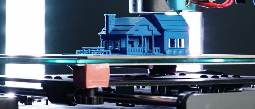 Werbeanzeige für einen Workshop über 3D-Druck. Ein 3D-gedrucktes Haus steht auf einer Glasfläche. Logos für ADMiRE Research Center, DIHsued und Karnische Werkstatten sind vorhanden. Veranstaltung für den 25. Juni geplant.