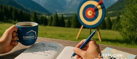 Auf einem Tisch im Freien hält eine Person eine Kaffeetasse und ein Notizbuch mit dem Titel 'Meine Ziele'. Eine andere Person schreibt mit einem Stift in das Notizbuch. Im Hintergrund ist ein Ziel zu sehen. Am unteren Rand steht 'LIFEWORK REGION NATURLICH WIR'. Das Datum und die Uhrzeit sind 19. März 9:30 - 12:30, kostenlos. Logos und Texte zeigen die Unterstützung von Bund, Land und der Europäischen Union.