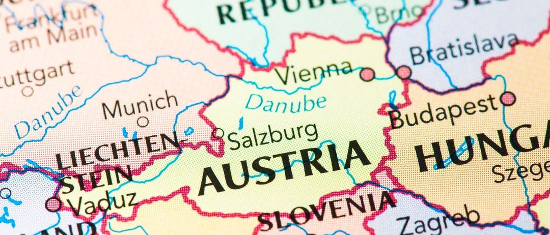 Eine Nahaufnahme einer Karte, die sich auf Österreich konzentriert und Städte wie Wien und Salzburg zeigt.