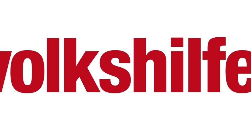 Das Wort 'folkshilf' ist in fetter, roter Schrift auf weißem Hintergrund geschrieben.