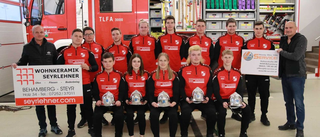 Bild enthält, People, Person, Adult, Female, Woman, Groupshot, Male, Man, Glasses, Shoe