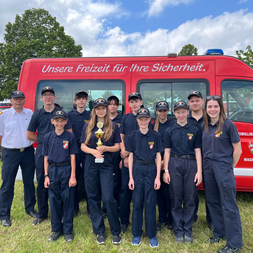 Bild enthält, People, Person, Adult, Male, Man, Wheel, Car, Vehicle, Face, Shoe