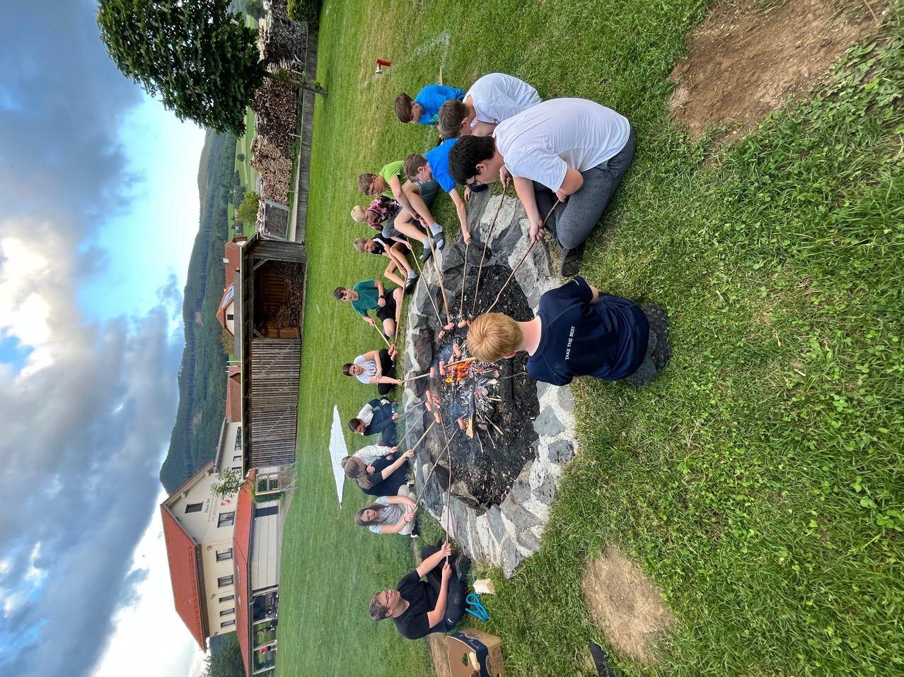 Bild enthält, Grass, Park, Shorts, Lawn, Backyard, Person, Adult, Female, Woman, Tree