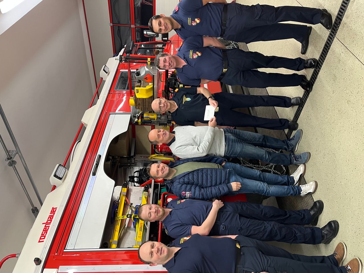 Bild enthält, Person, Adult, Male, Man, Footwear, Shoe, Face, Head, People, Stretcher