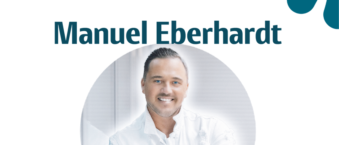 Poster mit Manuel Eberhardt, einem Mann mit Tattoos, lächelnd und Arme verschränkt, mit grünem Hintergrund und Veranstaltungsdetails über ein Weihnachtskonzert.