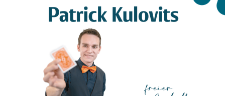 Ein Zauberkünstler hält eine Karte vor einem schwarzen Hintergrund mit seinem Namen. Eine Werbung für eine Zaubershow zeigt einen Mann in einem schwarzen Anzug.