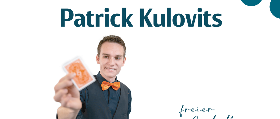 Ein Zauberkünstler hält eine Karte vor einem schwarzen Hintergrund mit seinem Namen. Eine Werbung für eine Zaubershow zeigt einen Mann in einem schwarzen Anzug.