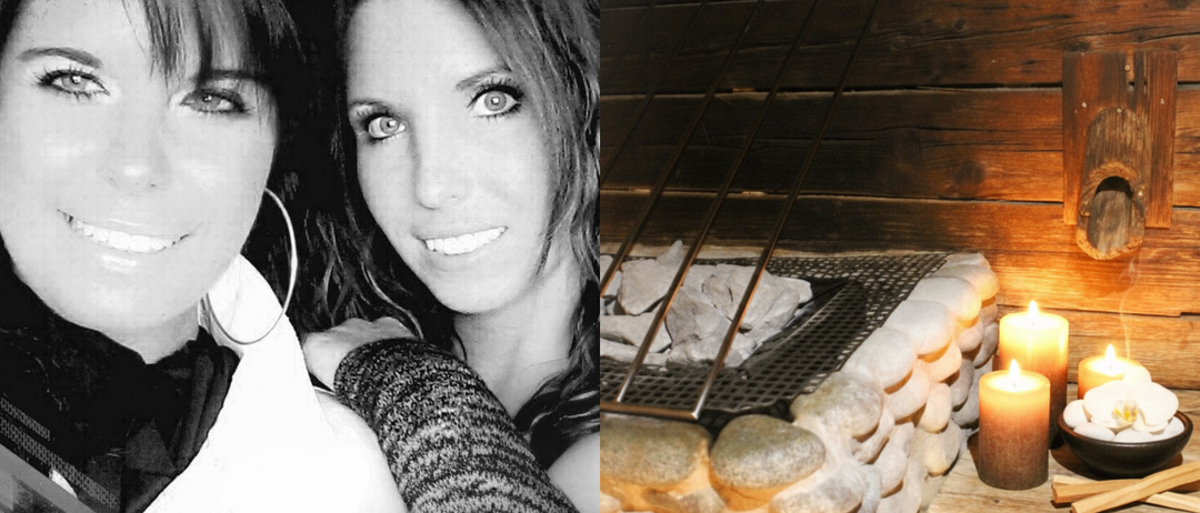 Eine Frau mit lockigem Haar und einem Pullover lächelt in die Kamera. Daneben befindet sich ein Grill mit Steinen und Metallstangen.