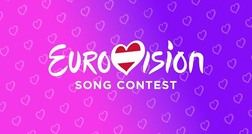 Das Logo des Eurovision Song Contests auf einem lila Hintergrund mit Herz-Designs. Das Logo zeigt ein weißes Herz mit rotem Umriss. Der Text lautet Eurovision Song Contest.
