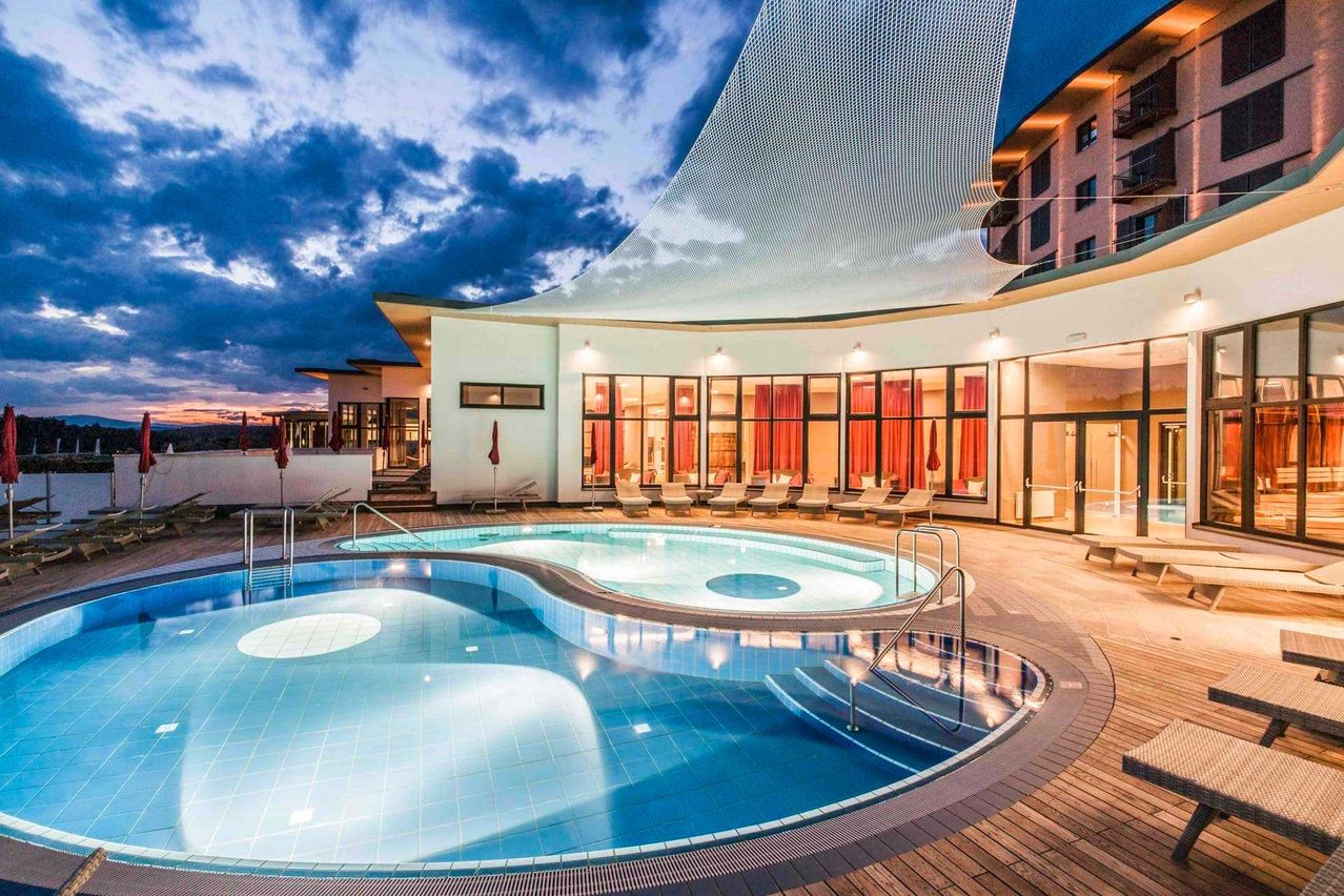 Bild enthält, Pool, Water, Swimming Pool, Hotel, Resort, Outdoors, Housing, Villa, Tub