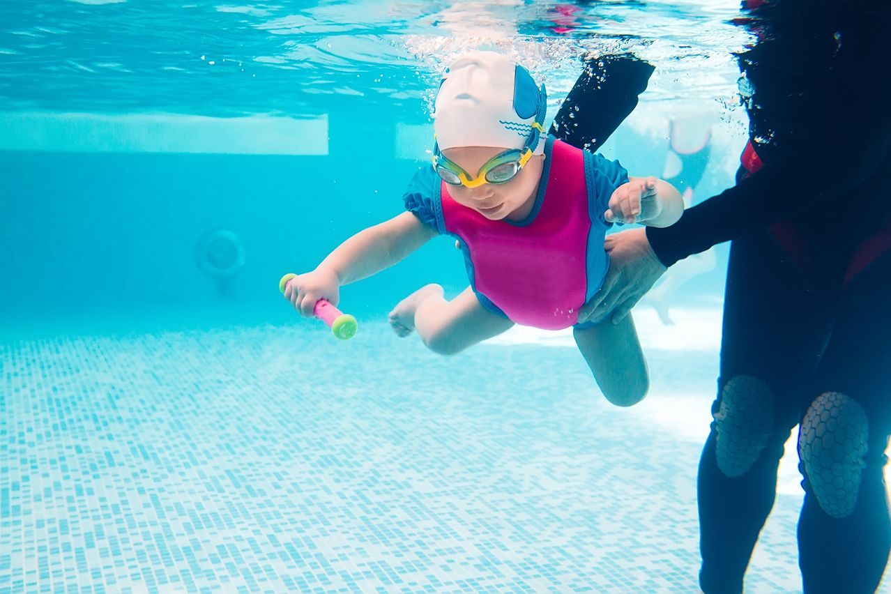 Bild enthält, Person, Swimming, Water, Nature, Outdoors, Underwater, Adult, Female, Woman, Baby