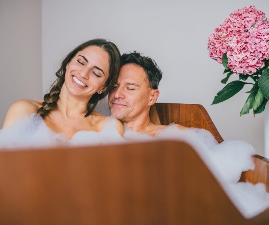 Bild enthält, Bathing, Adult, Male, Man, Person, Face, Bride, Female, Woman, Hot Tub