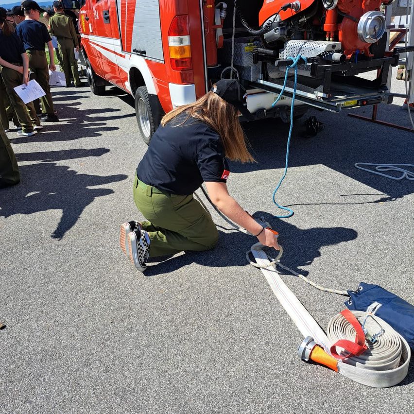 Bild enthält, Adult, Female, Person, Woman, Male, Man, Handbag, Shoe
