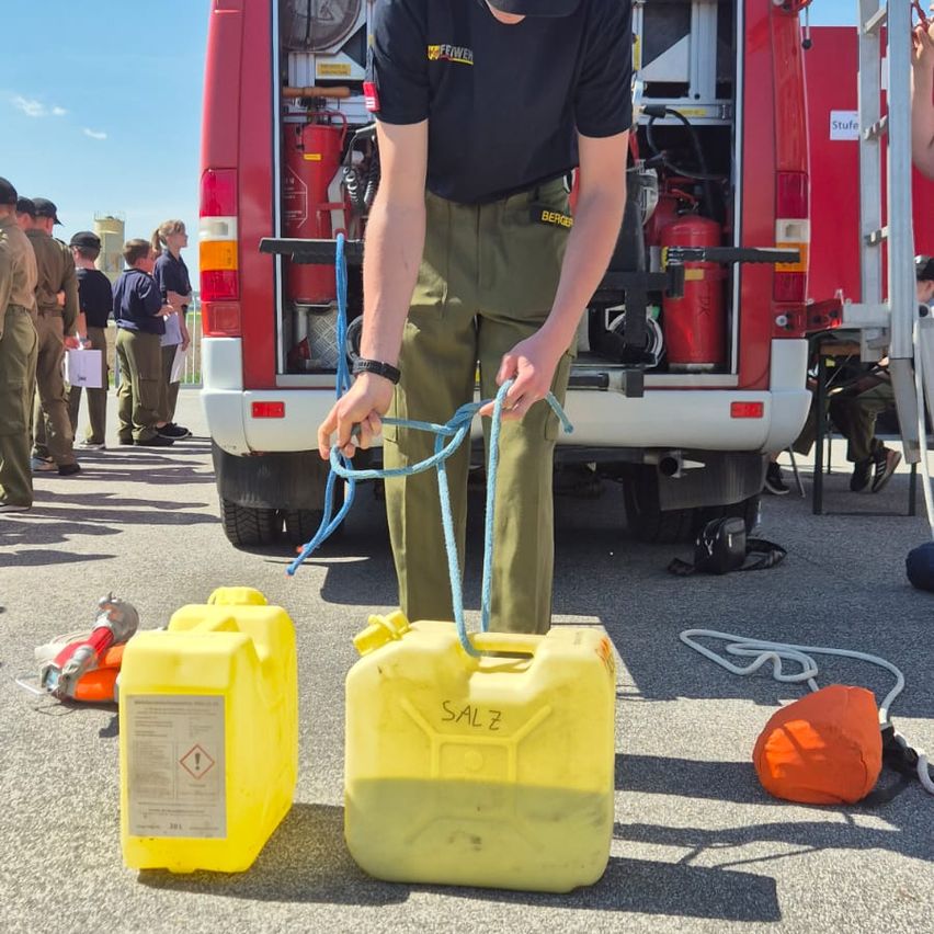 Bild enthält, Adult, Male, Man, Person, Handbag, Shoe, Wristwatch