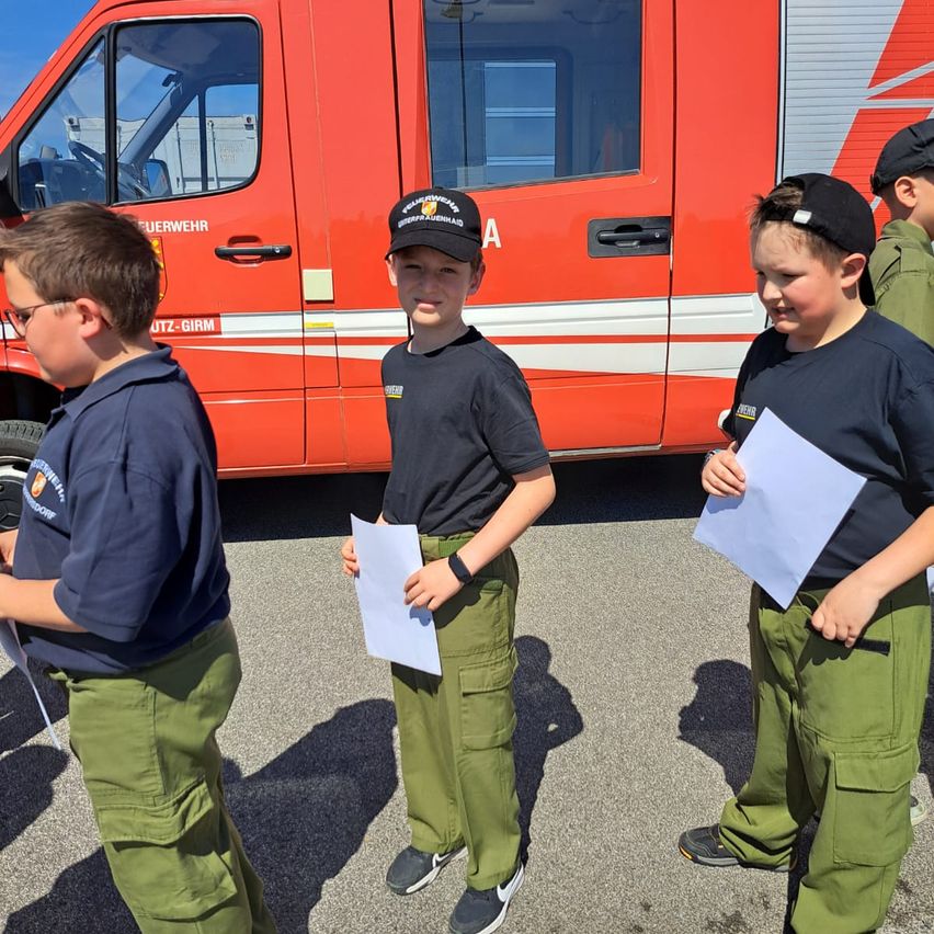 Bild enthält, Boy, Child, Male, Person, Shoe