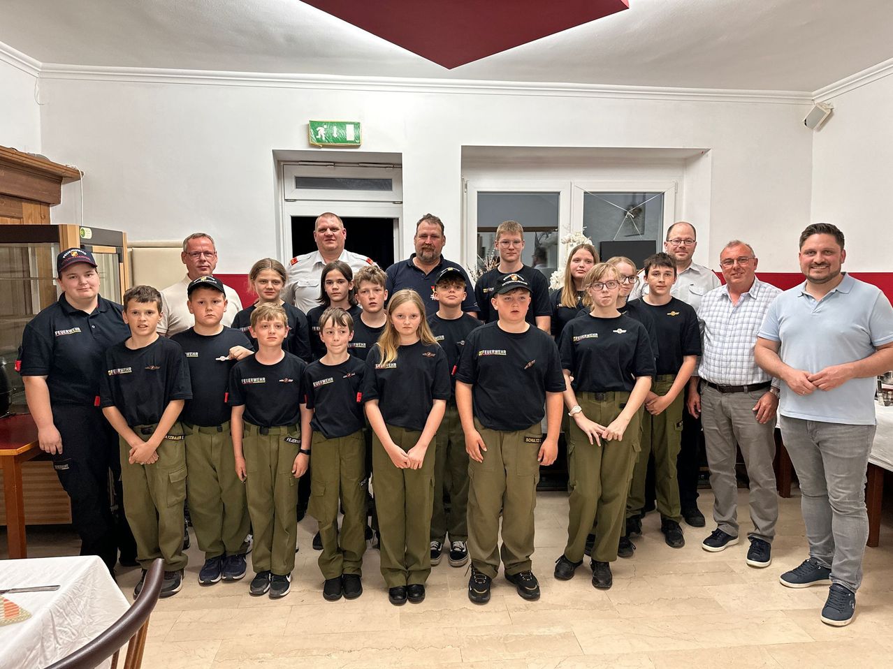 Bild enthält, Groupshot, Person, People, Adult, Male, Man, Female, Woman, Wristwatch, Glasses