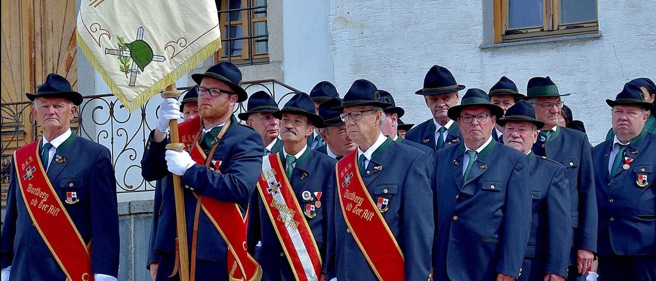 Bild enthält, People, Person, Adult, Male, Man, Officer, Glove, Coat, Military, Tie