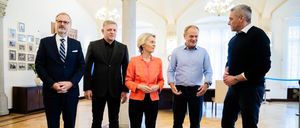 Bild enthält, Groupshot, Person, Adult, Male, Man, Clothing, Pants, Coat, Suit, Head