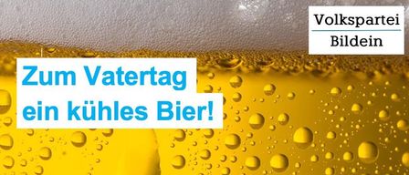 Eine Werbung für ein erfrischendes Bier am Wassertag. Es zeigt Wassertropfen und eine große gelbe Blase mit dem Text 'um Water Day in kühles Bier!' mit dem Volkspartei Bilderin Team, das sich auf Ihren Besuch freut.