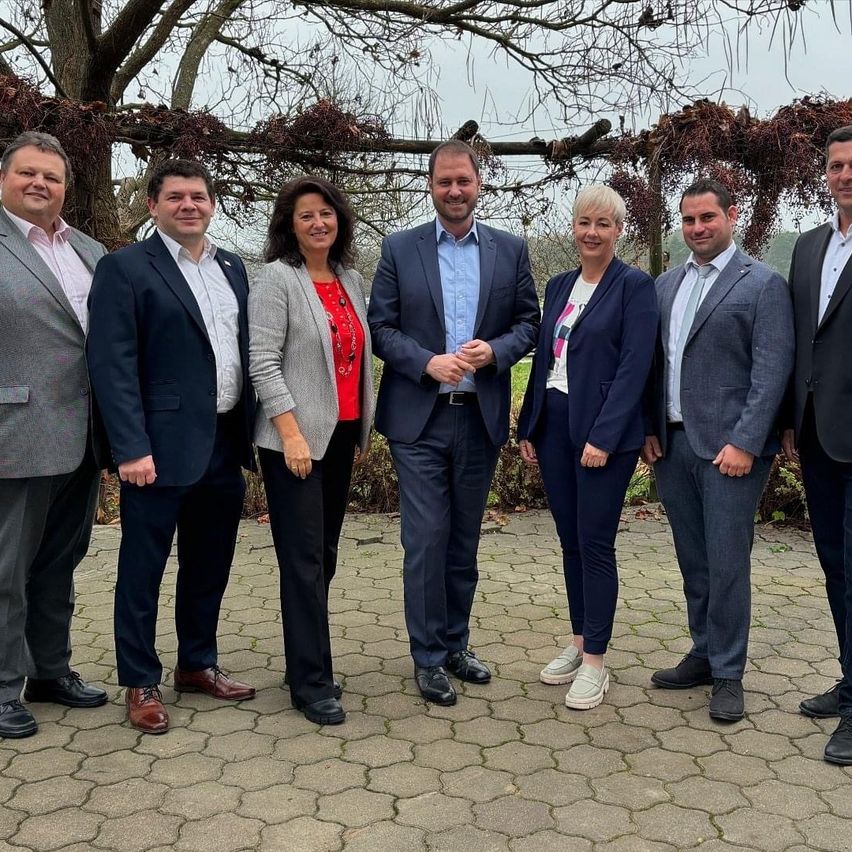 Bild enthält, Groupshot, Person, Adult, Male, Man, Pants, Female, Woman, Coat, Suit