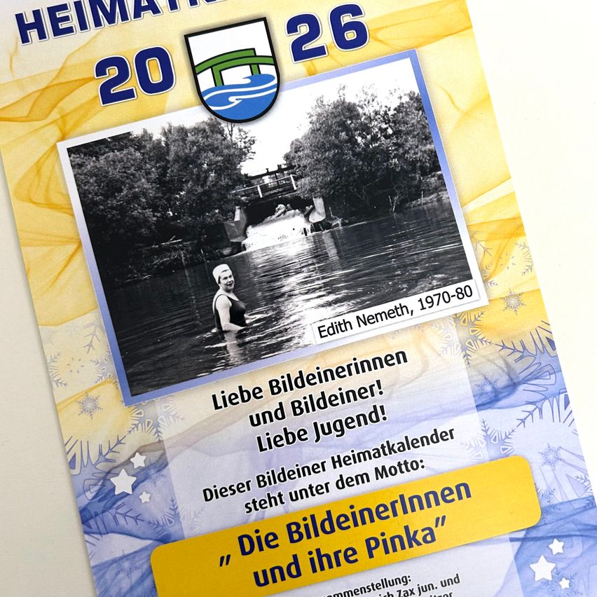 Ein Poster mit einem Schwarz-Weiß-Bild einer Frau im Wasser. Es steht 'Liebe Bildereiner und Bildereiner Jugend!' und 'Die Bildereiner und ihre Pinka'. Es gibt einen Datumsstempel von 1970-80.