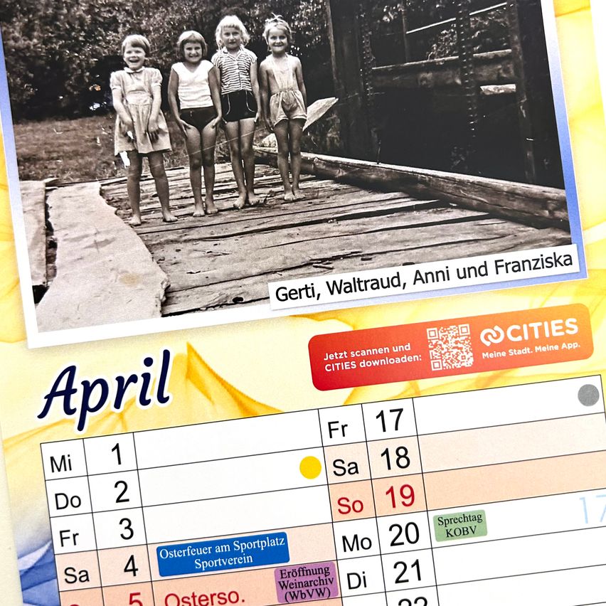 Eine Kalenderseite für April zeigt vier Mädchen in alten Fotos mit den Namen Gerti, Waltraut, Anni und Franziska. Die Seite enthält einen QR-Code für die CITIES-App und hebt Ostersonntag und Ostersonntag hervor.