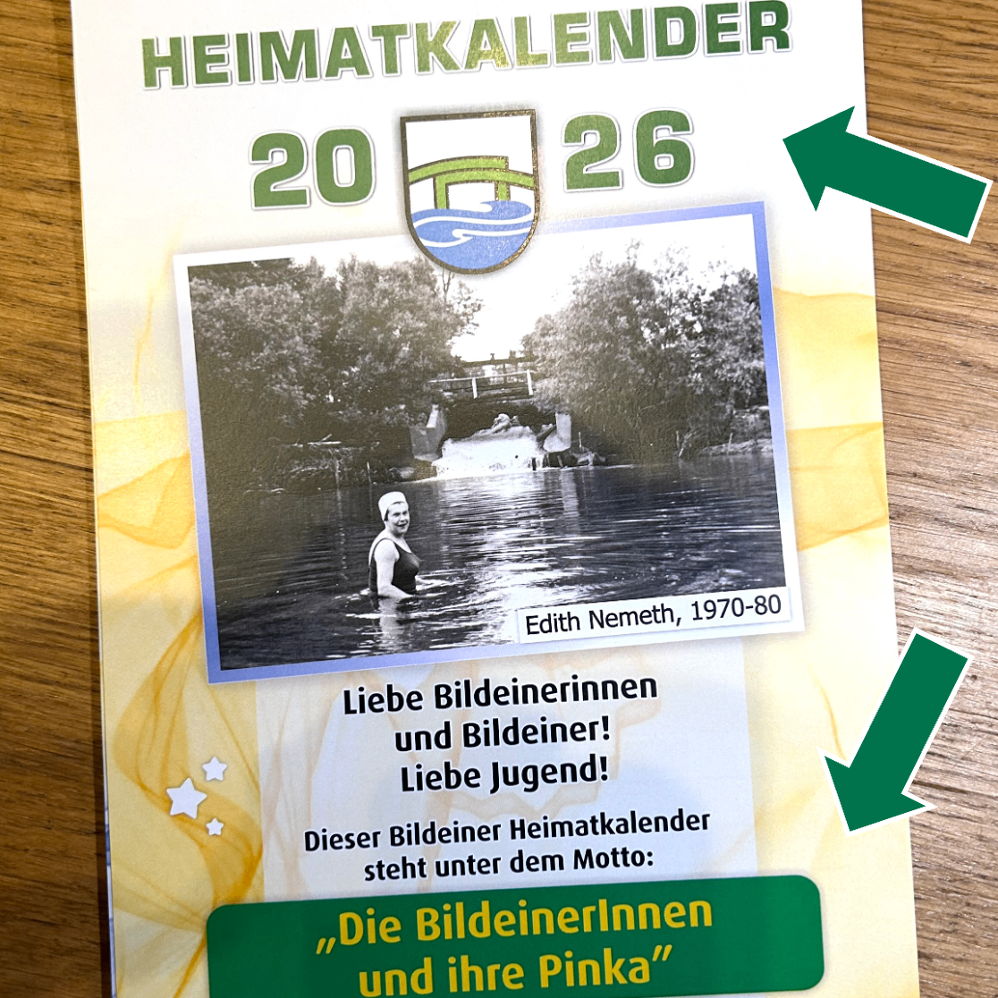 Ein Heimatkalender 2026 mit einem Foto einer Frau im Wasser von 1970-80. Bildunterschrift: Liebe ehemalige Schwimmerinnen und Schwimmer, liebe Jugend! Dieser ehemalige Schwimmer Heimatkalender steht unter dem Motto: 'Die ehemaligen Schwimmerinnen und ihr Pinka'.