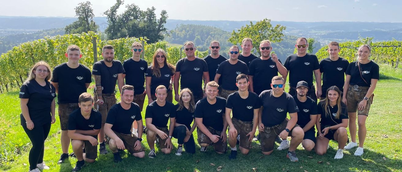 Bild enthält, Nature, Outdoors, Countryside, Rural, People, Farm, Shoe, Shorts, Vineyard, Alcohol