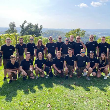 Bild enthält, Nature, Outdoors, Countryside, Rural, People, Farm, Shoe, Shorts, Vineyard, Alcohol