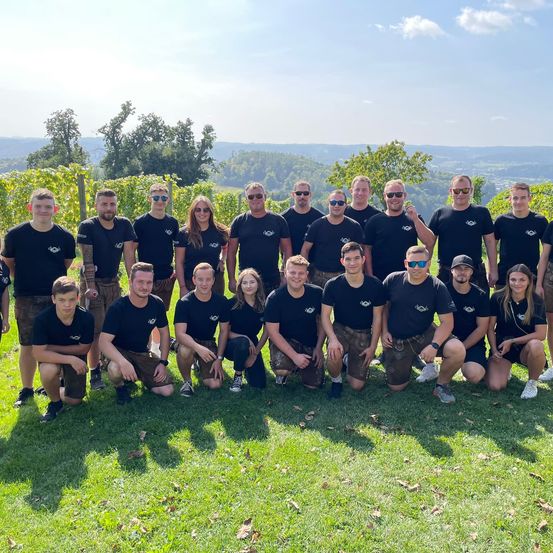 Bild enthält, Nature, Outdoors, Countryside, Rural, People, Farm, Shoe, Shorts, Vineyard, Alcohol