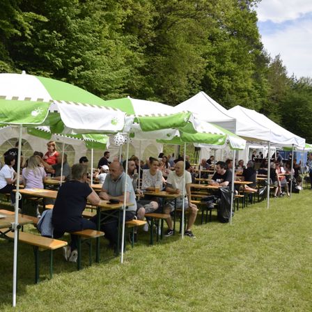 Bild enthält, Indoors, Restaurant, Cafeteria, Grass, Person, Food Court, Bench, Cafe, Dining Table, Shoe