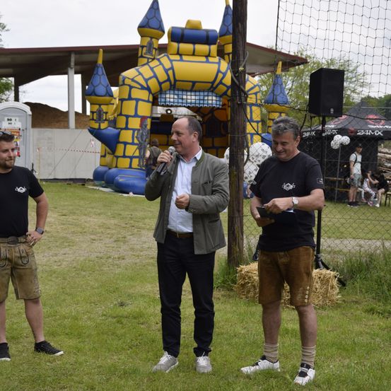 Bild enthält, Shorts, Pants, Person, Adult, Male, Man, Grass, People, Coat, Shoe