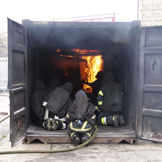 Bild enthält, Wheel, Boy, Child, Male, Person, Fire, Car, Adult, Man, Glove