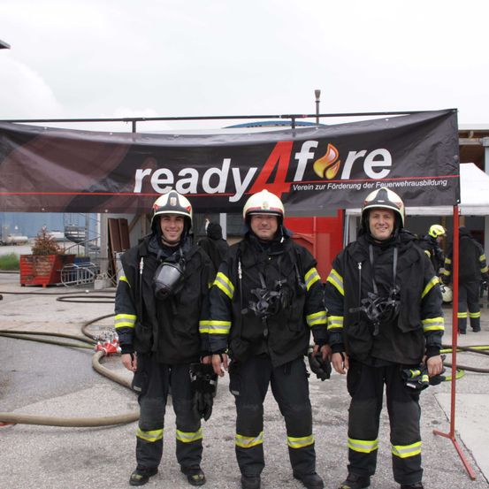 Bild enthält, Helmet, Shoe, Glove, Adult, Male, Man, Person, Fireman, Jacket, Hat