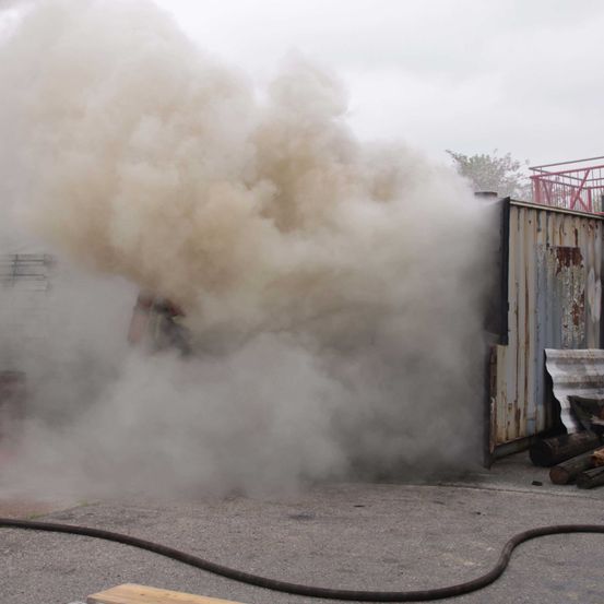 Bild enthält, Person, Smoke, Fire