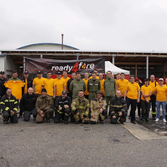 Bild enthält, People, Person, Shoe, Team, Hat, Face, Glasses, Worker