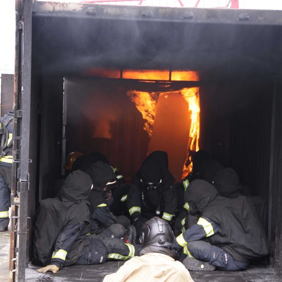 Bild enthält, Helmet, Shoe, Boy, Child, Male, Person, Adult, Man, Glove, Fire