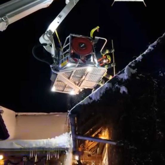 Bild enthält, Person, Worker, Outdoors, Adult, Male, Man, Nature, Snow, Dagger