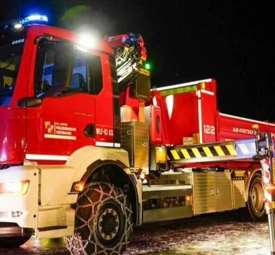 Bild enthält, Truck, Vehicle, Adult, Male, Man, Person, Wheel, Helmet, Fire Truck