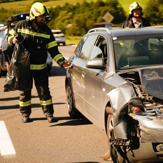 Bild enthält, Helmet, Adult, Male, Man, Person, Wheel, Car, Vehicle, Face
