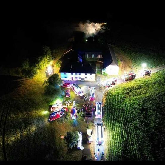 Bild enthält, Road, Outdoors, Nature, Building, Urban, City, Car, Vehicle, Aerial View