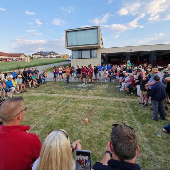 Bild enthält, People, Person, Grass, Crowd, Adult, Male, Man, Concert, Audience, Face