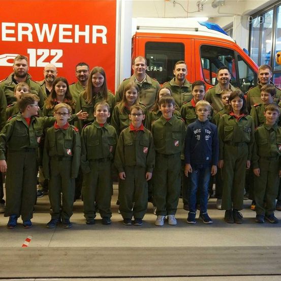 Bild enthält, People, Person, Boy, Child, Male, Jeans, Adult, Man, Female, Woman