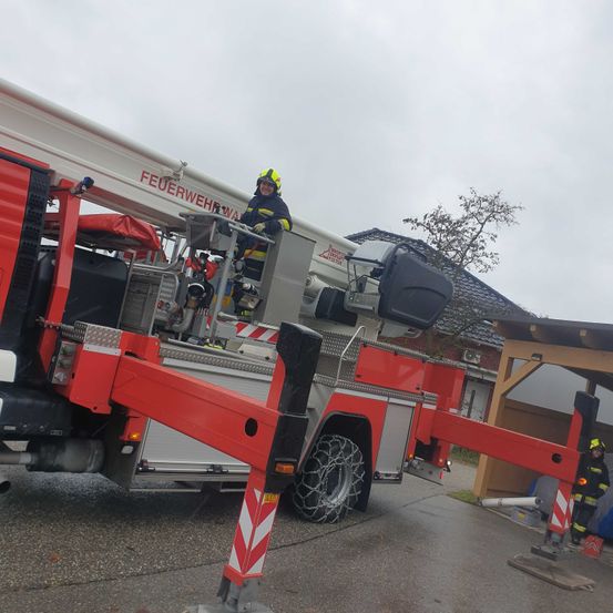 Bild enthält, Clothing, Glove, Person, Helmet, Transportation, Vehicle, Bulldozer, Truck, Fire Truck
