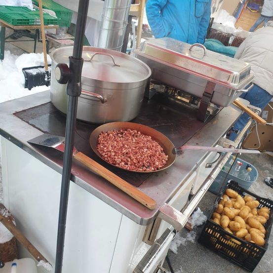 Bild enthält, Cooking, Food, Stirring Food, Adult, Male, Man, Person, Female, Woman, Shoe