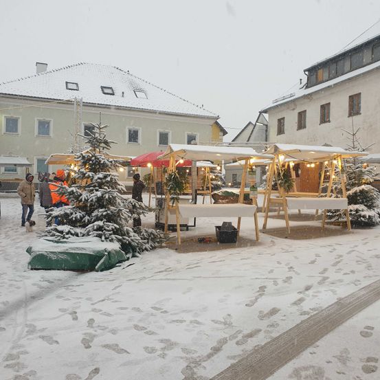 Bild enthält, Neighborhood, Person, Outdoors, Shelter, Tree, Fir, Glove, Winter, City, Nature