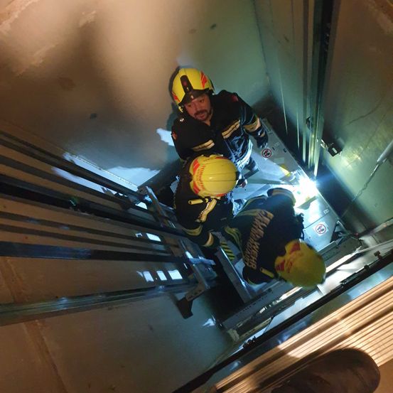 Bild enthält, Person, Worker, Helmet, Adult, Male, Man, Head, Soccer Ball