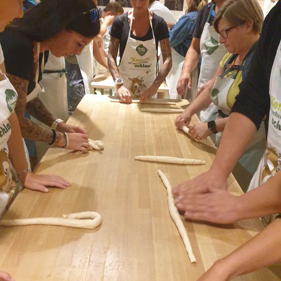 Bild enthält, Wood, Plywood, Adult, Female, Person, Woman, Wristwatch, Helmet, Glasses, Man