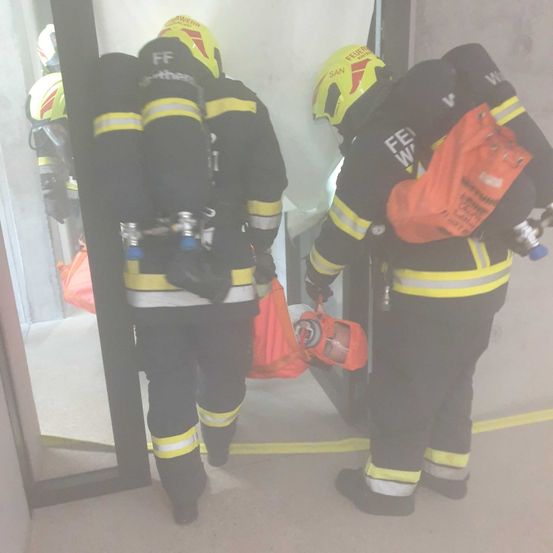 Bild enthält, Clothing, Glove, Adult, Male, Man, Person, Rescue, Helmet